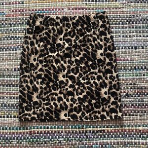 Lightweight Leopard Print Skirt 🐆 Form Fitting 🤩